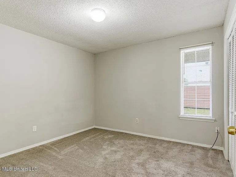 2387 Trafalgar Dr — Photo 16