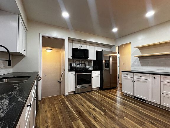 5th image of 2702 Grovewood Ave