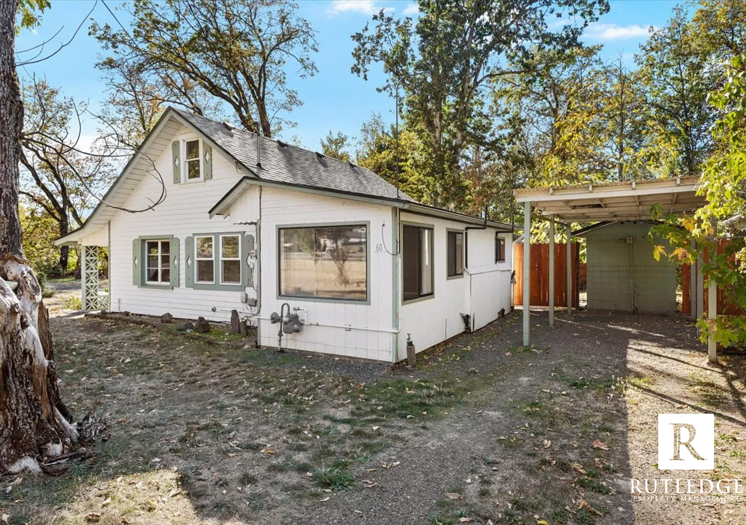 Beautiful 3 Bedroom Home on 1.25 Acres in Shady Cove — Photo 4