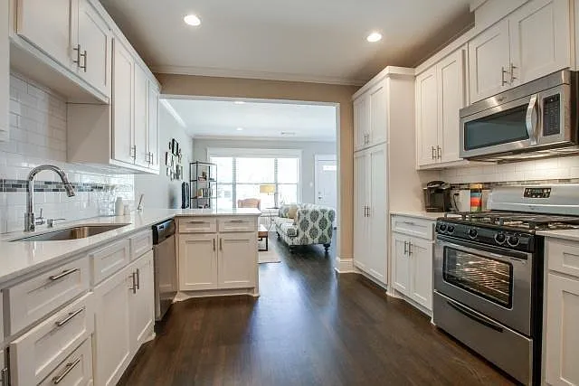 839 Woodlawn Ave — Photo 9