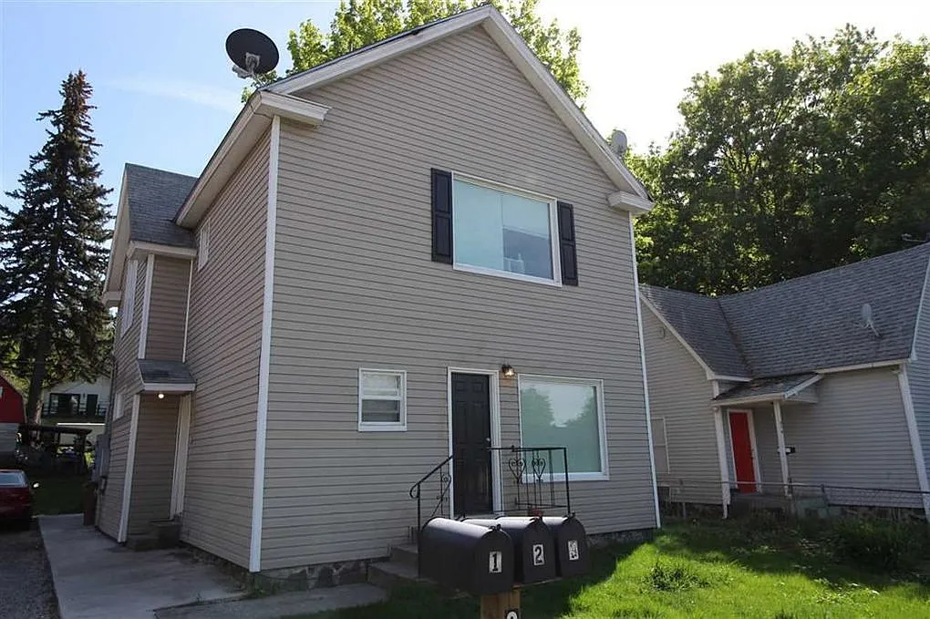 3 bed, 900 sqft, $1,195 — Photo 1