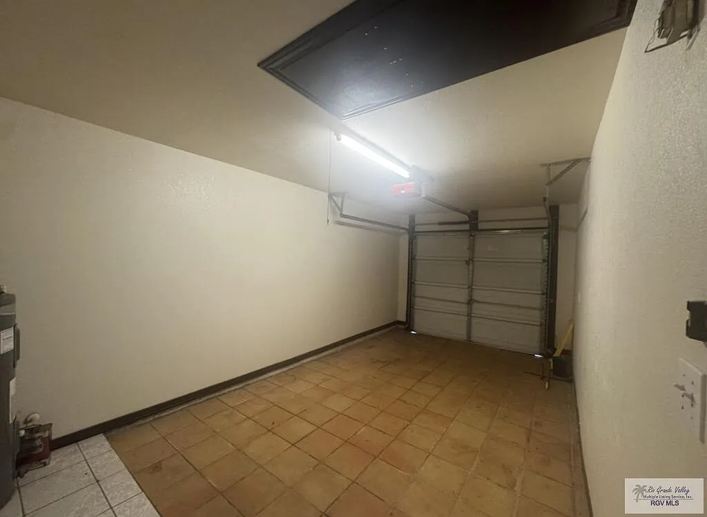 3 bed, 2.0 bath, 1100 sqft, $1,650 — Photo 2