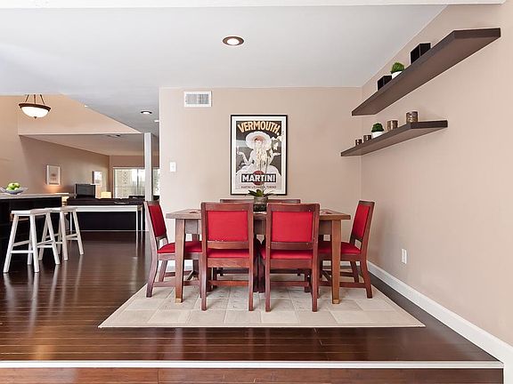 Another view of the dining to kitchen.