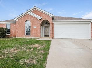 1127 Greenview Ln, Kennedale, TX 76060