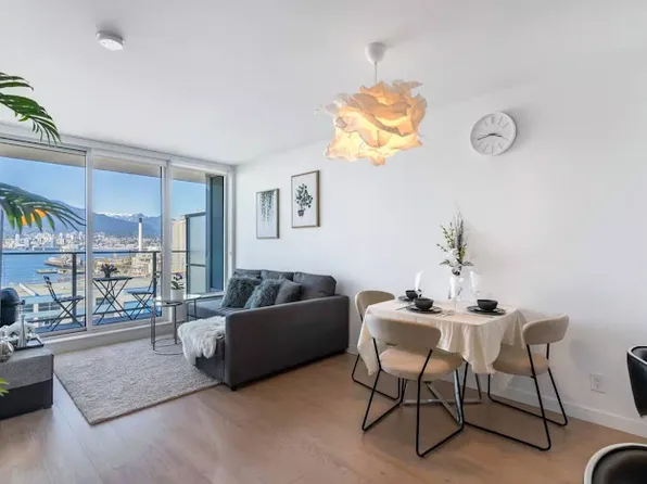 933 Hastings St E, Vancouver, BC V6A 0G6