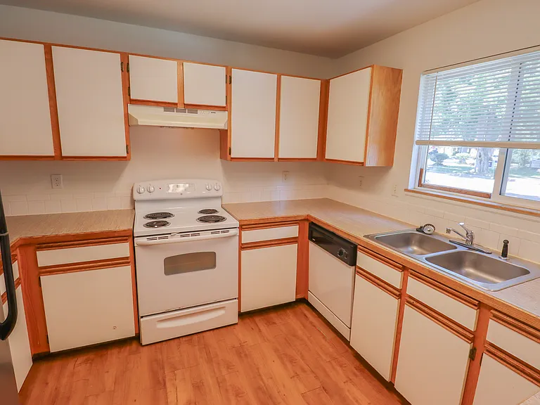 223 W Myrtle St #B — Photo 2
