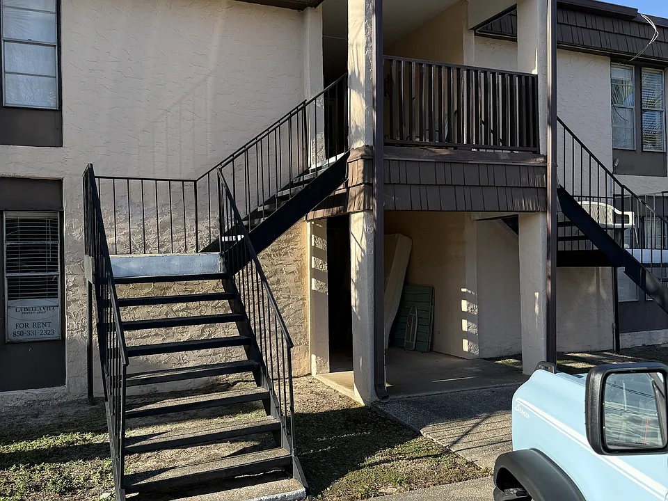 403 Marshall Ct NW #3
