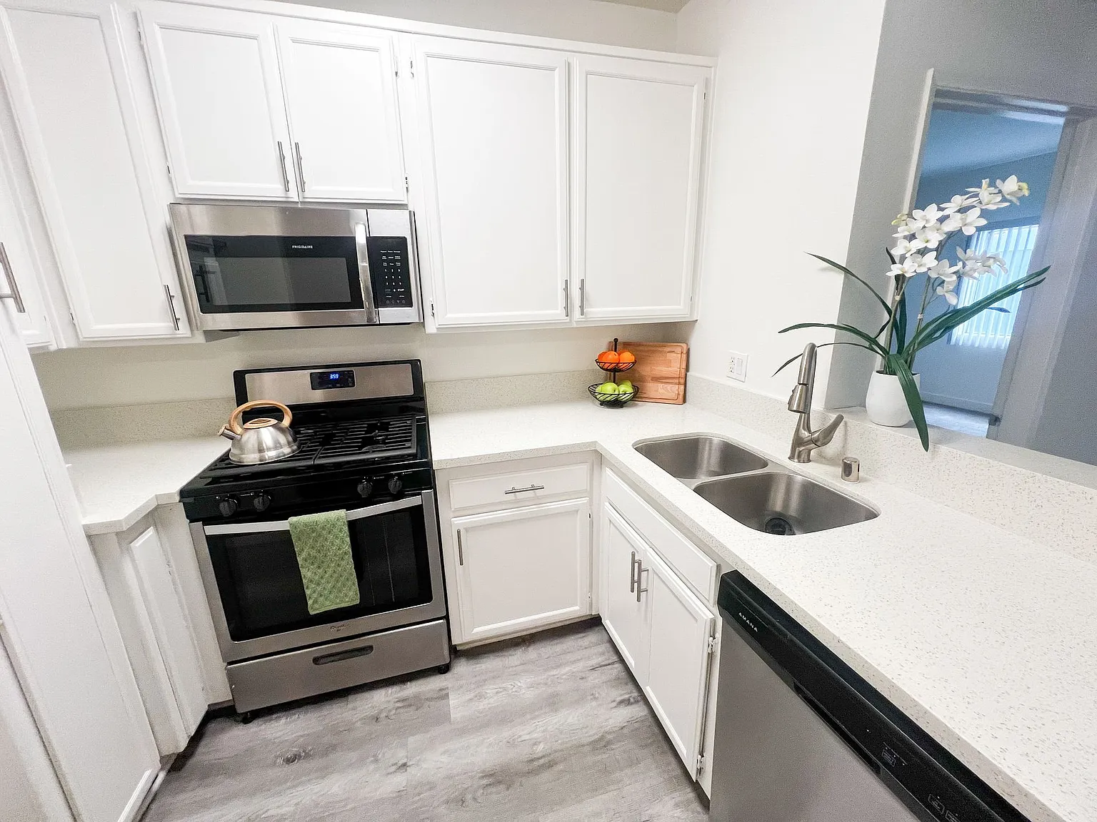 Cambridge Court Apartments — Photo 4