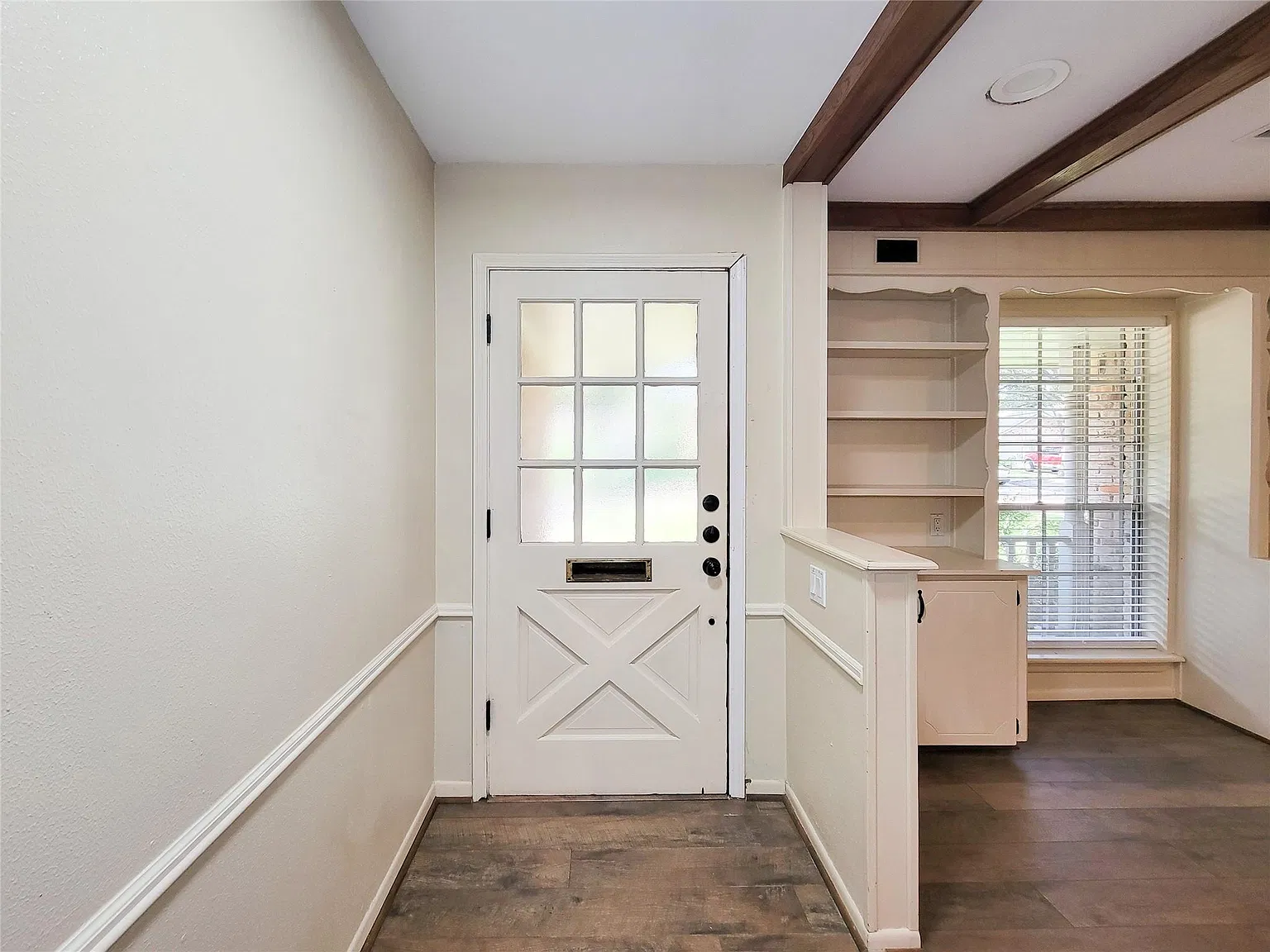 3 bed, 2.0 bath, 1933 sqft, $2,200 — Photo 3