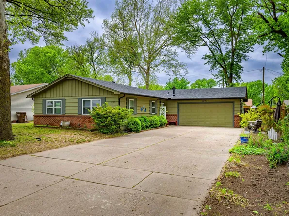 1223 Sunset Dr, Mulvane, KS 67110