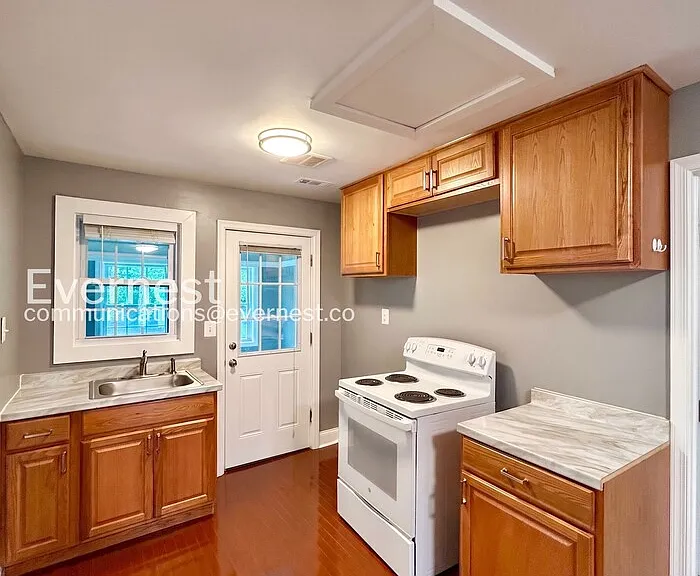 603 Henry St — Photo 2
