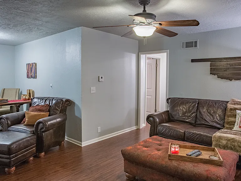 703 Normandie Dr — Photo 2