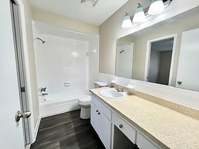 Devon Manor Apartments — Photo 24