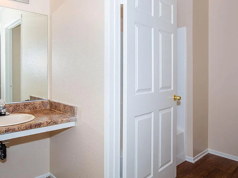 Sunset Pointe Apartments — Photo 18