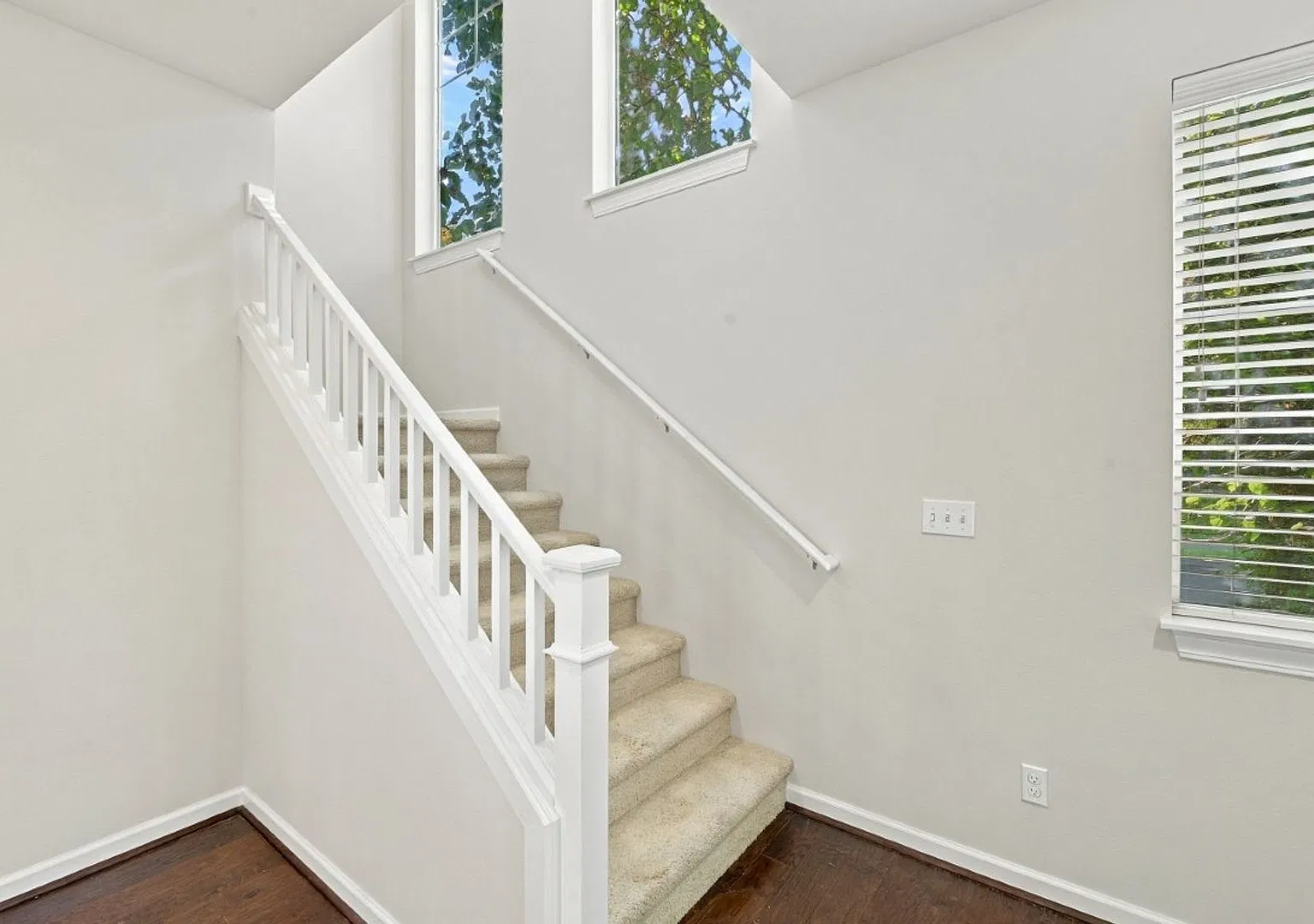 4Bd/2.5Ba Bothell Home — Photo 3