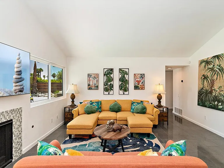 2632 N Aurora Dr — Photo 5
