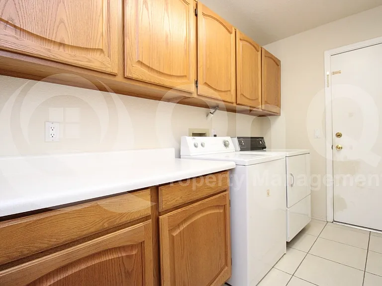 1560 W Kent Dr — Photo 22