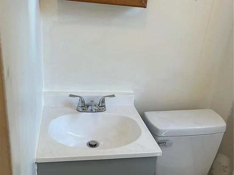 740 Laufer St — Photo 11