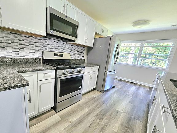 3rd image of 220 Kingman Ln