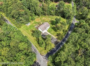 1123 Chickadee Dr, Pocono Summit, PA 18346