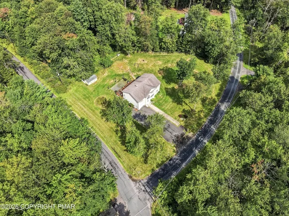 1123 Chickadee Dr, Pocono Summit, PA 18346