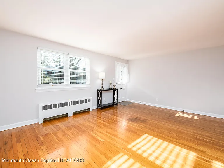 19 Manor Dr — Photo 3