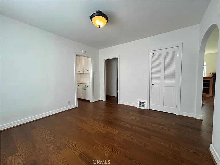 214 E Stocker St — Photo 8