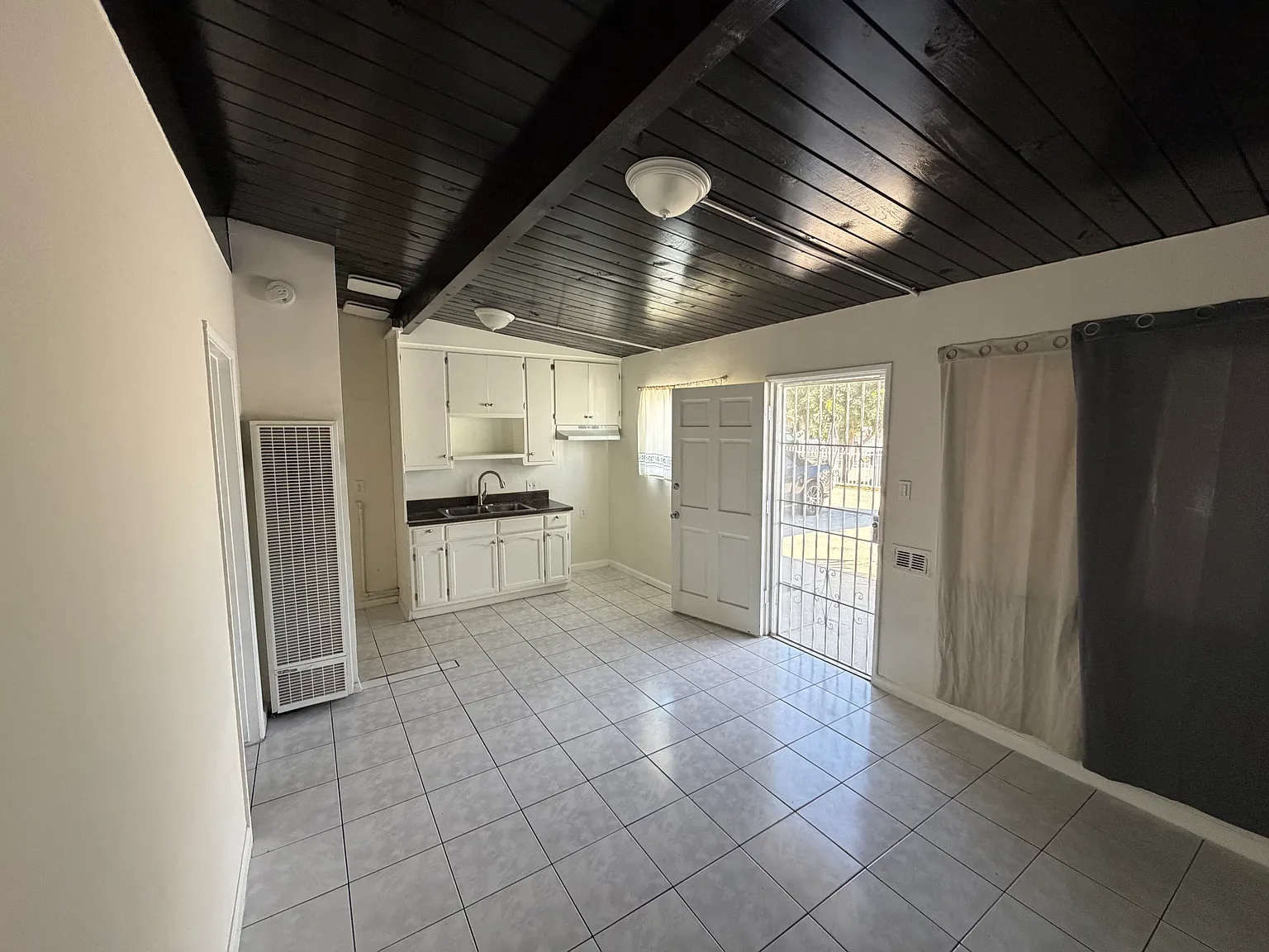 1 bed, 440 sqft, $1,950 — Photo 2