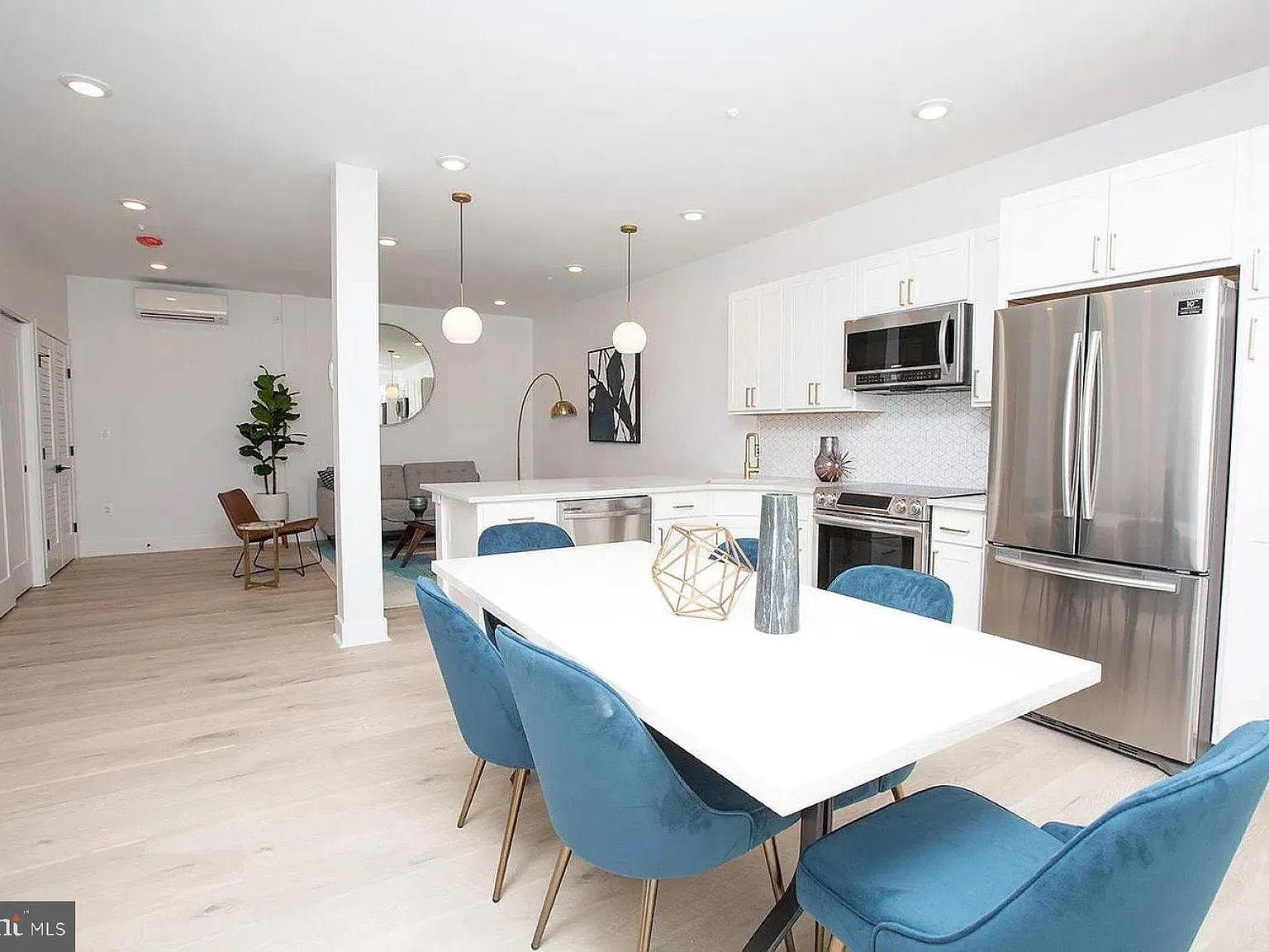 2 bed, 1.0 bath, 728 sqft, $2,100 — Photo 1