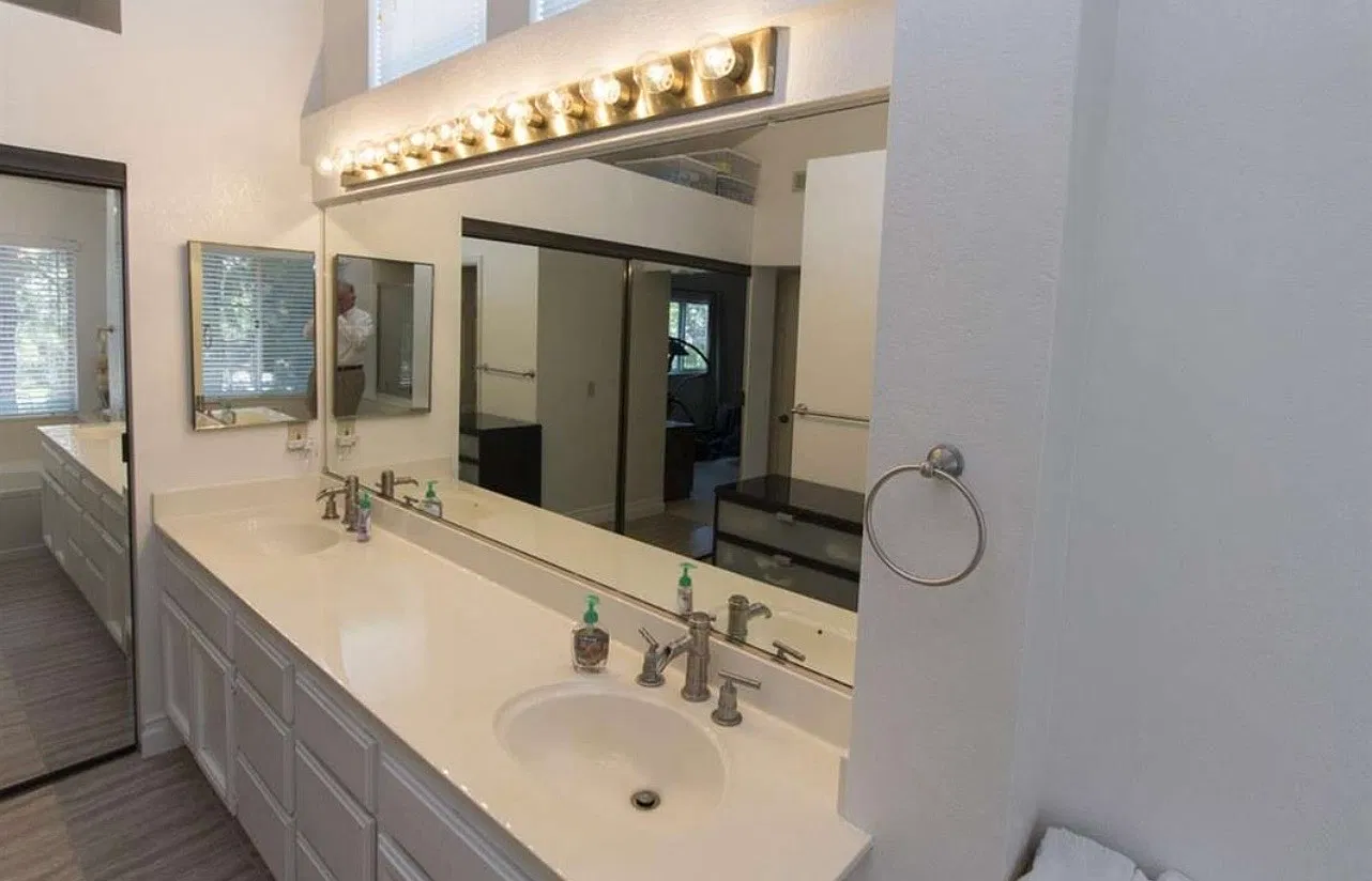 4 bed, 2180 sqft, $4,950 — Photo 2