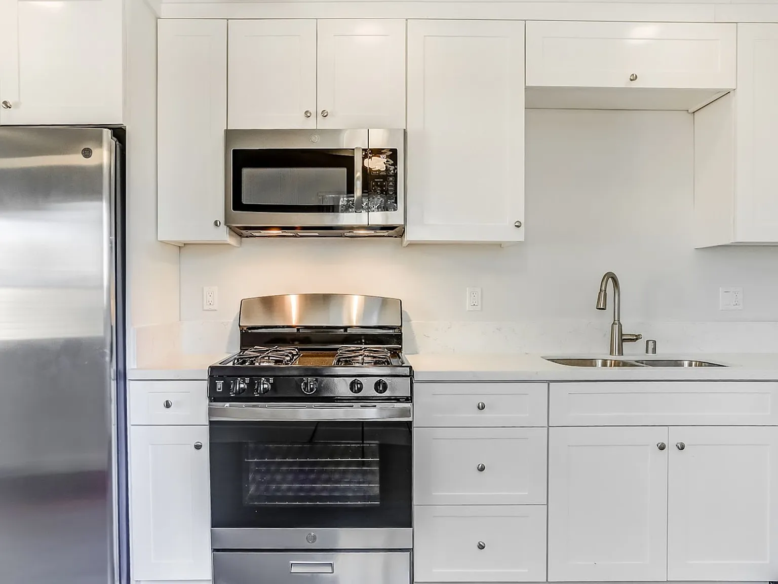 Modern & Beautiful! 2-Bedroom, 1-Bathroom Apartment with Private Patio in Escondido — Photo 2