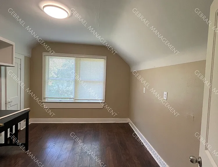 916 Perry St — Photo 16