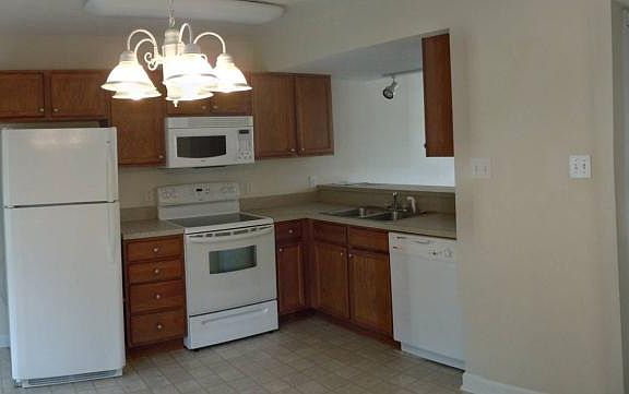 4th image of 94 Old Tavern Cir
