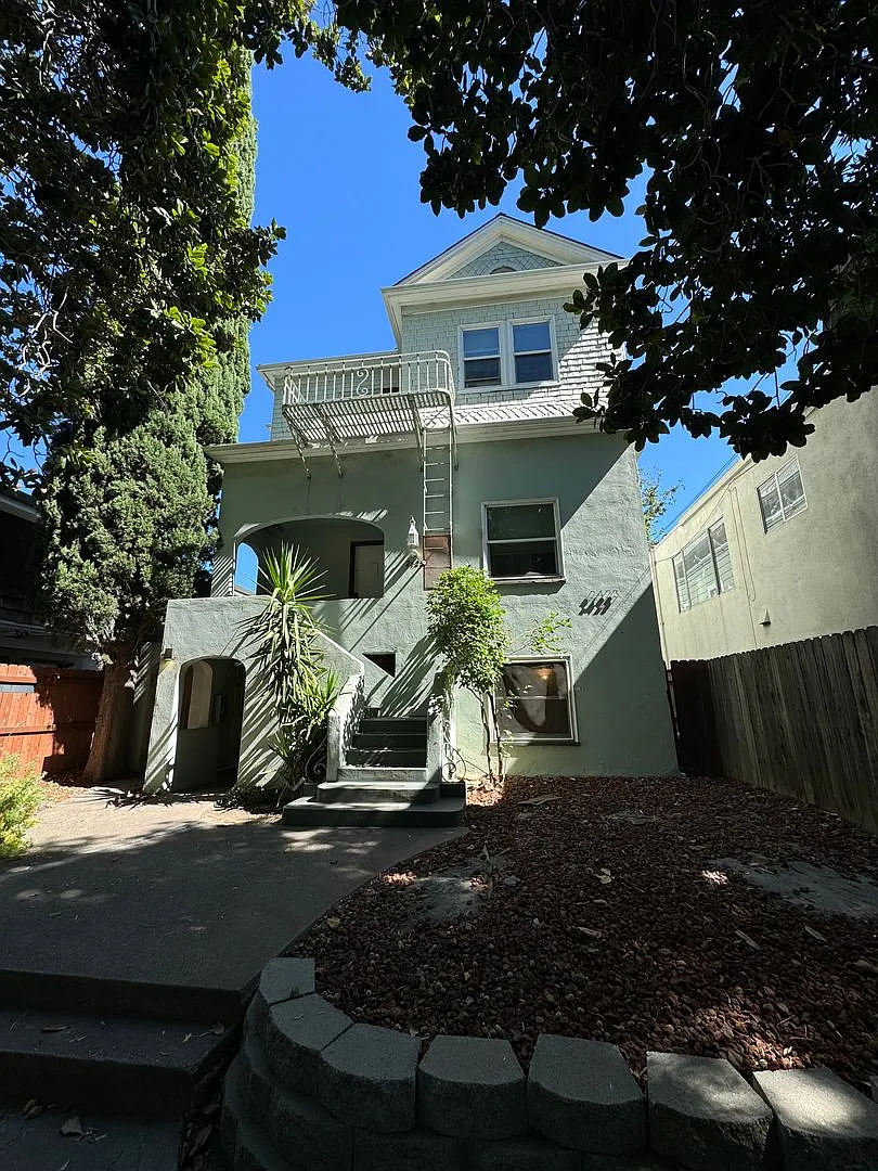 Building Photo - 2423 L St #2