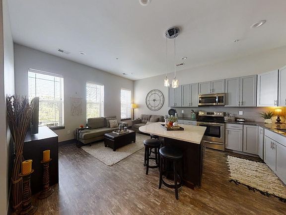 2nd image of 464 Main St #B