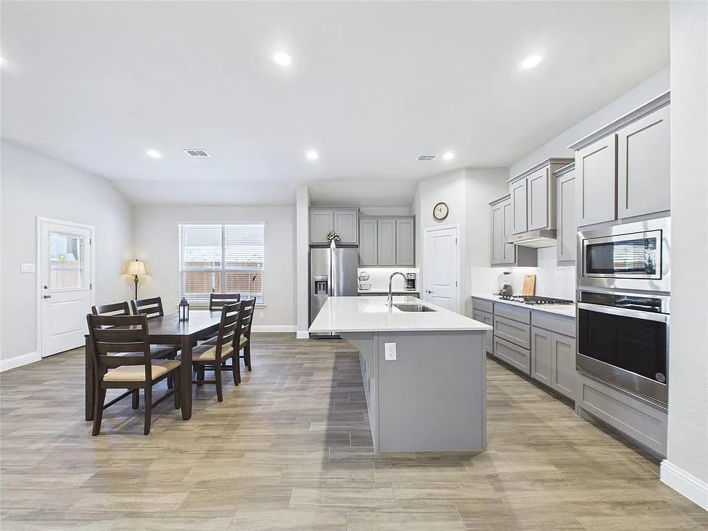 4 bed, 2.0 bath, 2135 sqft, $2,990 — Photo 4