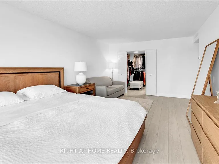 65 Harbour Sq #1304 — Photo 19