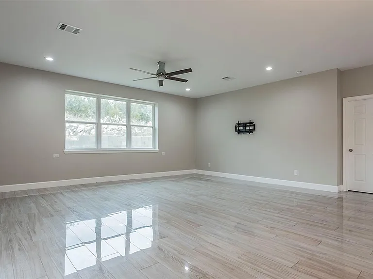 2718 Leslie Ln — Photo 4