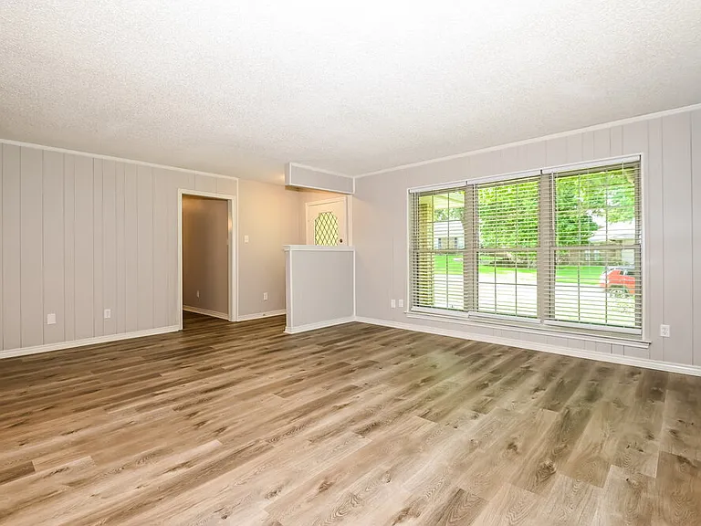 708 Village Green Dr — Photo 4