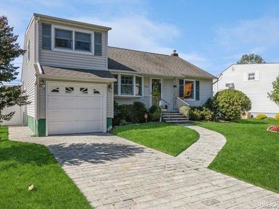 556 Heathcliff Drive, Seaford, NY, 11783