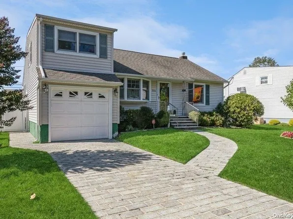 556 Heathcliff Drive, Seaford, NY 11783