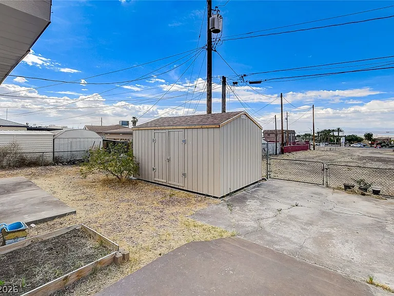 214 W Victory Rd — Photo 31