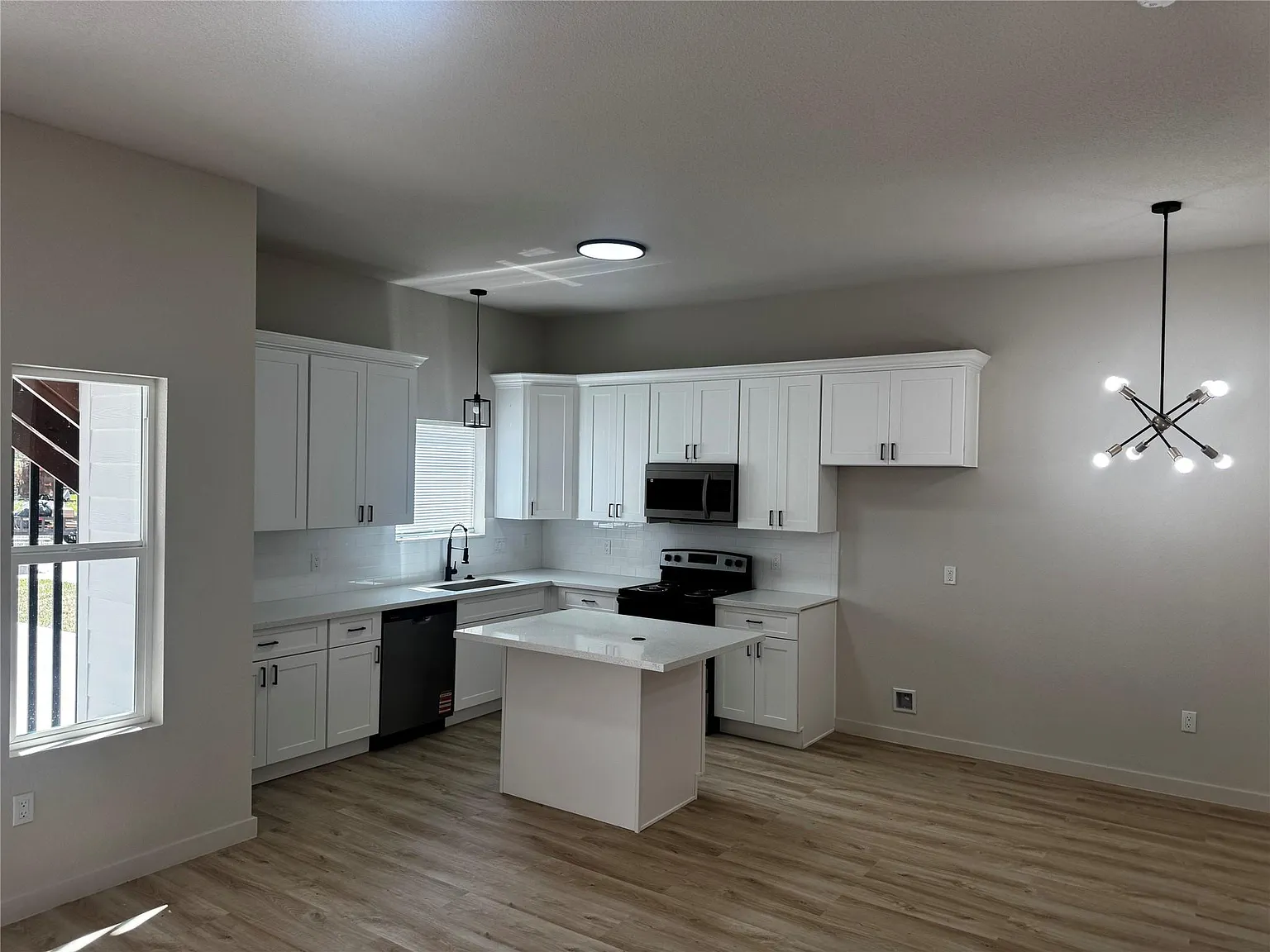 3 bed, 2.0 bath, 1200 sqft, $1,650 — Photo 4