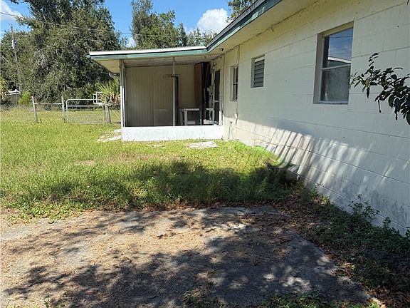 3rd image of 5915 Howard Ln