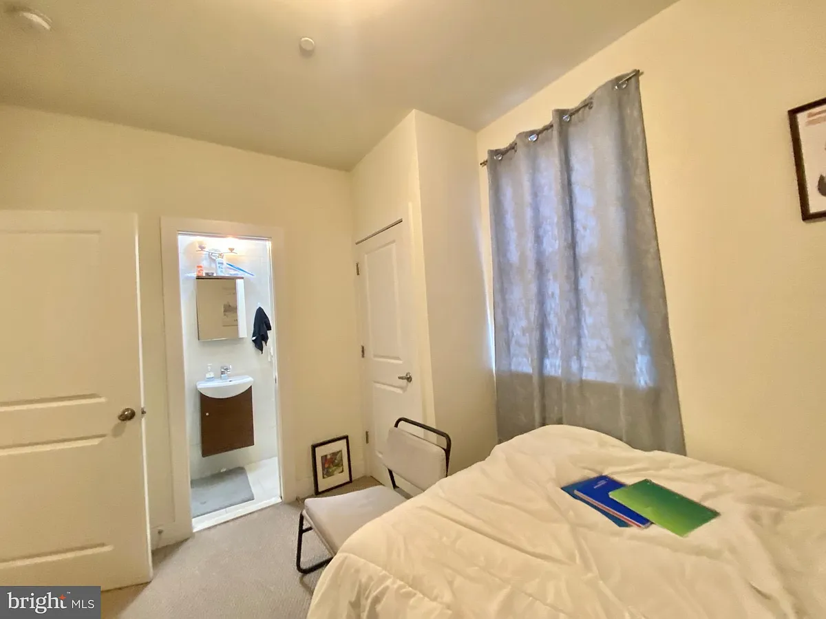 Building Photo - 1622 W Jefferson St #1