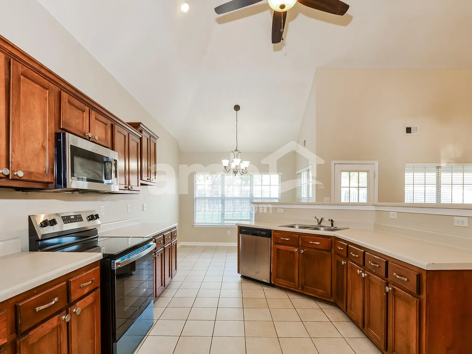 3 bed, 2.0 bath, 1800 sqft, $2,185 — Photo 4