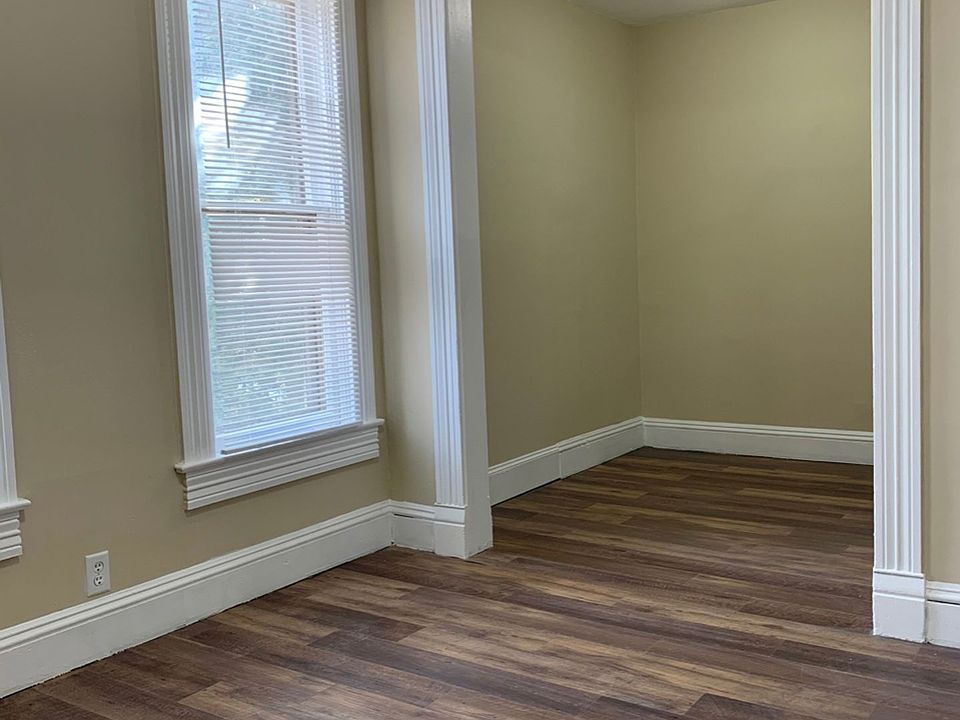 1st image of 892 Rose Ave E APT 1