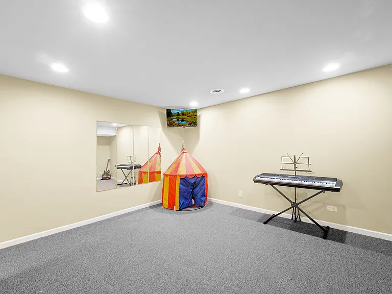 1044 Oakhill Dr — Photo 31