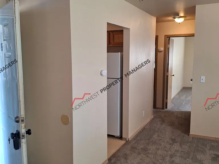 312 E Locust St — Photo 2
