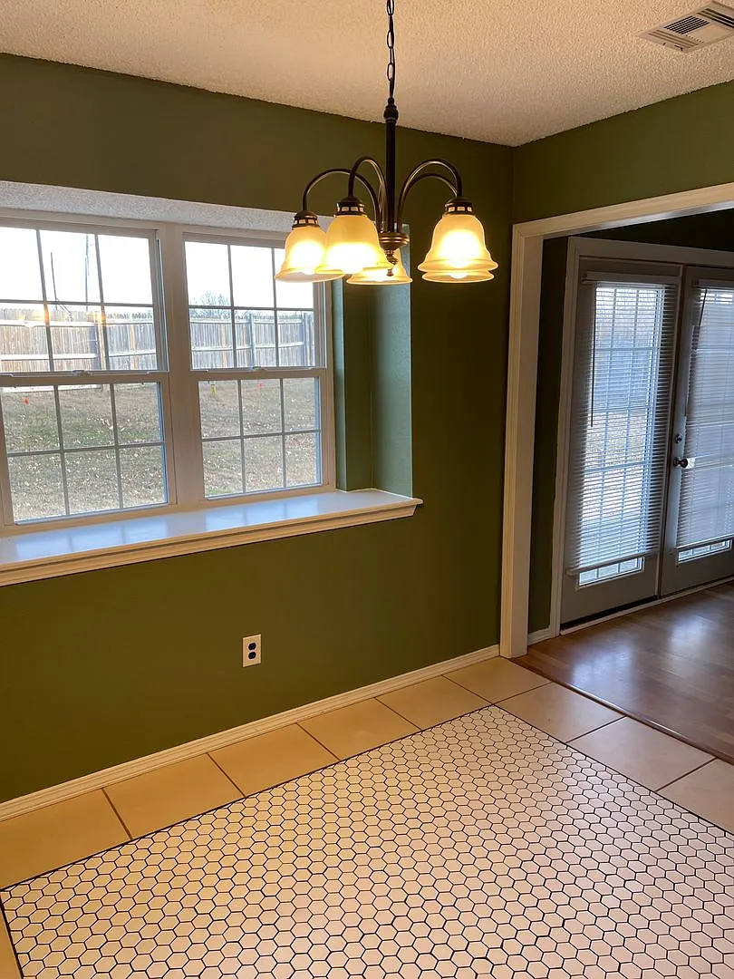 Cute 3 bedroom in Central BA, 2 bath, Backs to Greenbelt! — Photo 2